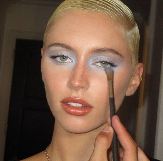 워싱 데님 블루 메이크업을 연출한 아이리스. @irislaw