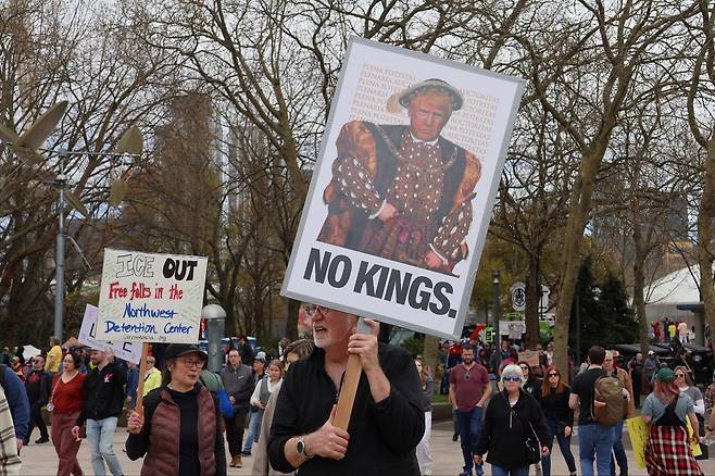 같은 날 워싱턴주 시애틀의 ‘노 킹스’ 시위에 등장한 중세 왕 복장의 트럼프 대통령 피켓. 시애틀=AP 뉴시스