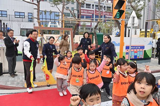 이현재 하남시장이 30일 오전 ‘하남 어린이 교통공원’ 개원식을 한 뒤 어린이들의 횡단보도 보행에 대한 안전 지도를 돕고 있다. 하남시 제공