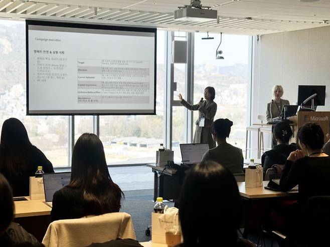 지난 3월 13일 서울시 종로구 한국마이크로소프트 본사를 방문한 기업연계형 캡스톤디자인 교과목 참여 숙명여대 경영학부 학생들. 한국MS 제공