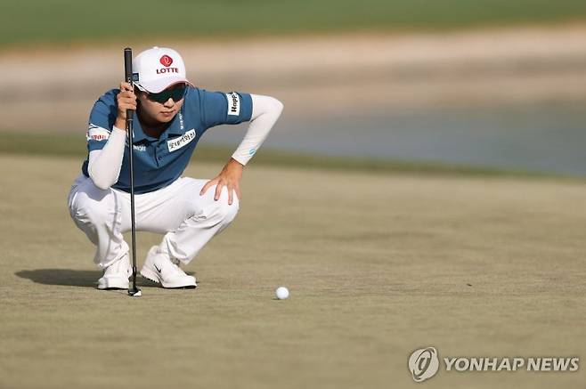 퍼팅 라이를 살피고 있는 김효주. 연합뉴스