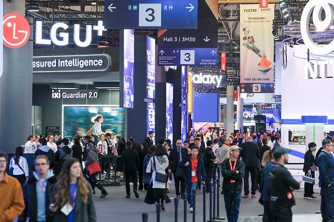 전세계적으로 휴대폰의 기념조차 흔치 않던 1984년 한국전기통신공사(현 KT) 자회사로 한국이동통신(KMT)이 설립되고, 산경그룹(현 SK)이 미주본부에 텔레커뮤니케이션사업팀을 만들면서 국내 통신시장에 경쟁이 시작됐다. 2026년 3월 2일(현지시간) 스페인 바르셀로나 피라 그란 비아 전시장에서 열린 '모바일 월드 콩그레스(MWC)2026'을 찾은 관람객들로 붐비고 있다. 2026.3.2 ⓒ 뉴스1 사진공동취재단 /사진=뉴스1