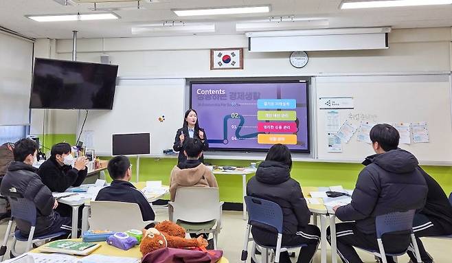 교보생명은 최근 서울 영등포구 관악고등학교에서 특수학급 학생들을 대상으로 올해 첫 금융교육을 시작했다. 이번 교육은 오는 12월까지 9개월간 사단법인 제이에이코리아와 협력해 전국 10개 장애인 학교 및 관련 기관, 100여명의 학생을 대상으로 진행될 예정이다. 교보생명 제공