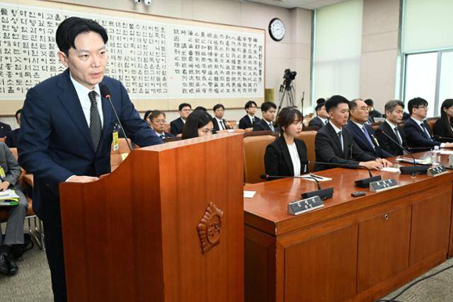 '쌍방울 대북 송금 사건' 수사를 맡았던 박상용(맨 왼쪽) 검사가 지난해 9월 22일 국회 법제사법위원회에서 열린 검찰개혁입법청문회에 출석해 이른바 '이화영 술파티 의혹'과 관련한 질의에 답하고 있다. 한국일보 자료사진