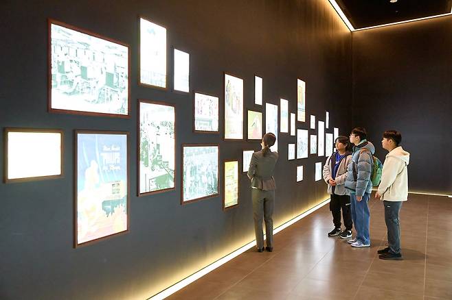 손유주(맨 왼쪽) 프리젠터가 소중 학생기자단에게 시·청각을 동시 전달하며 새로운 산업구조를 만든 TV에 관해 설명했다.