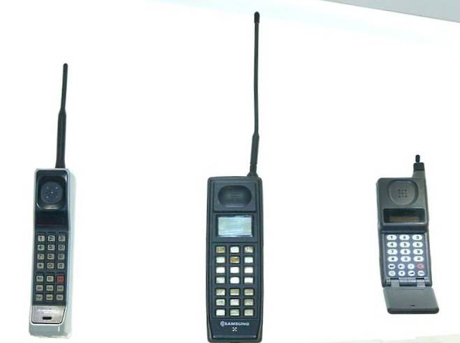 모바일의 발전으로 인류의 소통 능력이 확장됐다. 사진은 모바일 초기 모델들.