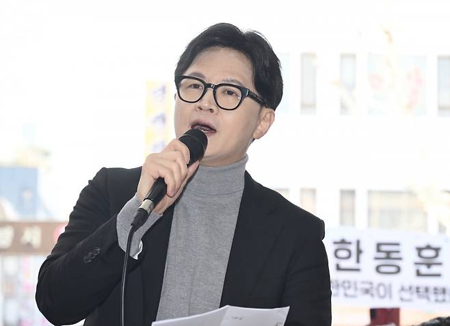 국민의힘 한동훈 전 대표가 22일 서울 동대문구 경동시장을 방문해 발언하고 있다. 사진=연합뉴스
