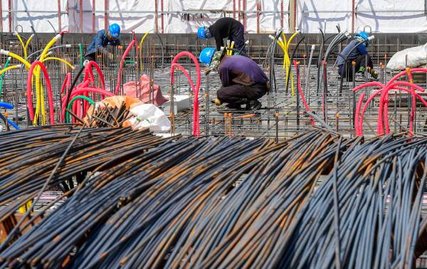 부산의 한 건설공사 현장에서 일하고 있는 근로자들. 사진은 특정 기사와 관련 없음.