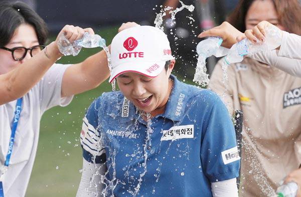 29일(현지시간) 미국 애리조나주 피닉스 월윈드 골프 클럽에서 열린 LPGA 투어 포드챔피언십에서 우승을 차지한 김효주가 축하의 물세례를 받고 있다. AP 연합뉴스