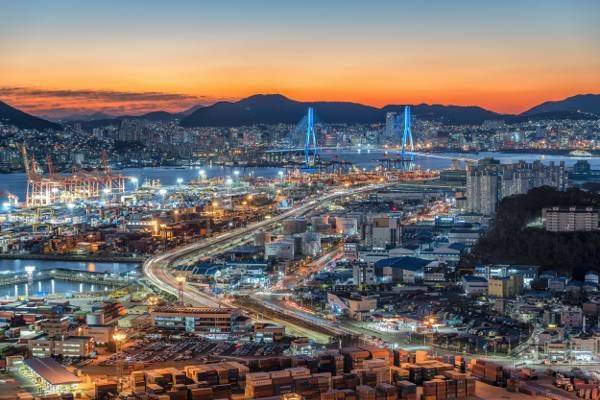 부산 남구 봉오리산에서 바라본 신선·감만 컨테이너터미널 야경. 부산시는 올해 ‘도심 관광’ ‘미식 관광’ ‘야간 관광’ 등의 콘텐츠를 활용해 국내외 관광객 유치 확대에 나서기로 했다. 특히 ‘별바다 부산’ ‘광안리 드론라이트 쇼’ ‘더 베이 101’ 등의 야간 관광프로그램이 관광객을 하루 더 머무르게 하는 매력으로 작용하고 있다고 판단하고 있다. 부산시 제공