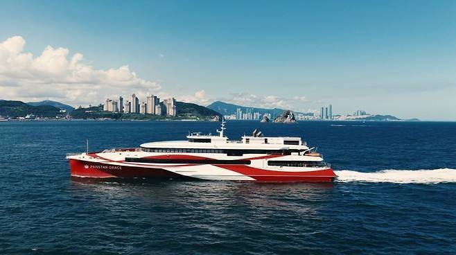 팬스타그룹의 초대형 연안 유람선 ‘그레이스호’가 부산 앞바다에서 운항하고 있다. /팬스타그룹 제공
