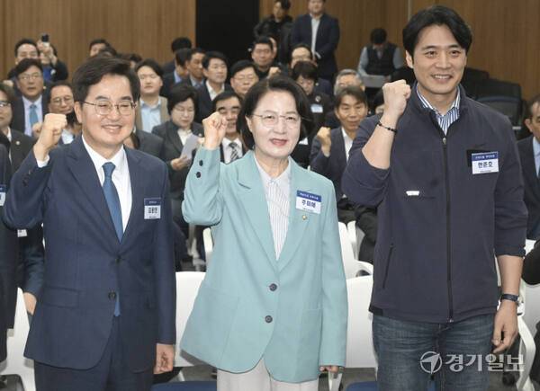 더불어민주당 경기도지사 김동연, 추미애, 한준호 본경선 후보가 경기도당 3차 상무위원회에 참석해 화이팅을 외치고 있다. 조주현기자