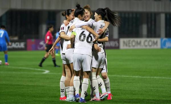 수원FC 위민 지소연이 29일 중국 우한에서 열린 아시아여자챔피언스리그(AWCL) 우한 WFC전 전반 11분 득점한 뒤 동료들과 기쁨을 나누고 있다. 수원FC 제공