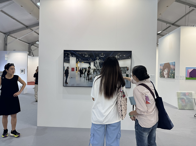 지난 27일 홍콩 센트럴 하버프론트에서 열린 ‘아트센트럴’에서 방문객들이 권능 작가의 ‘To Polished Calm’을 감상하고 있다. <정유정 기자>