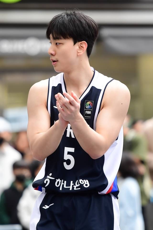 이주영은 동세대 최고의 기량을 갖췄다는 평가를 받았다. 지난 2022 FIBA U18 아시아 남자농구선수권대회에서 최고의 활약을 펼치며 대한민국을 22년 만에 정상으로 이끌었다. 이 활약에 힘입어 MVP에 선정되기도 했다. 사진=대한민국농구협회 제공