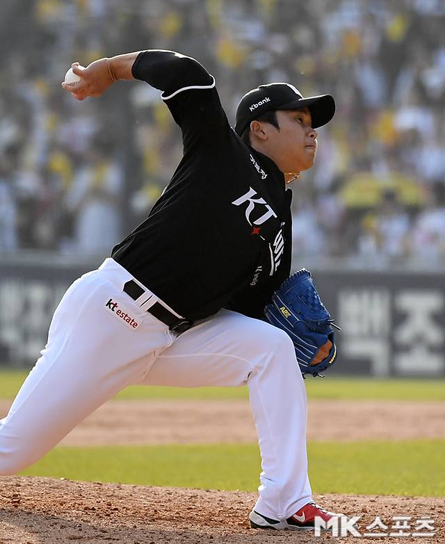 28일 서울 잠실야구장에서 ‘2026 프로야구’ KT 위즈와 LG 트윈스의 경기가 열렸다. KT는 사우어, LG는 치리노스가 선발로 나섰다. 8회말 KT 박영현이 역투하고 있다. 사진(잠실 서울)=천정환 기자