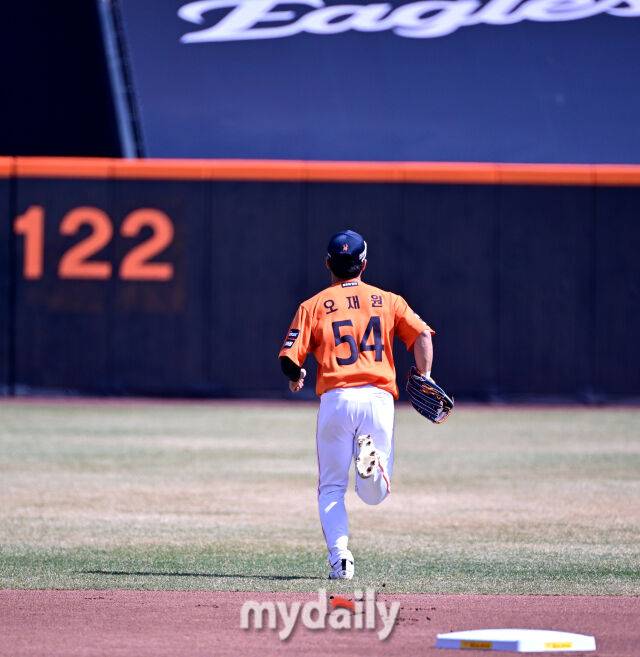 한화 오재원이 중견수 수비를 위해 그라운드로 뛰어 들어가고 있다 / 대전 = 유진형 기자 zolong@mydaily.co.kr
