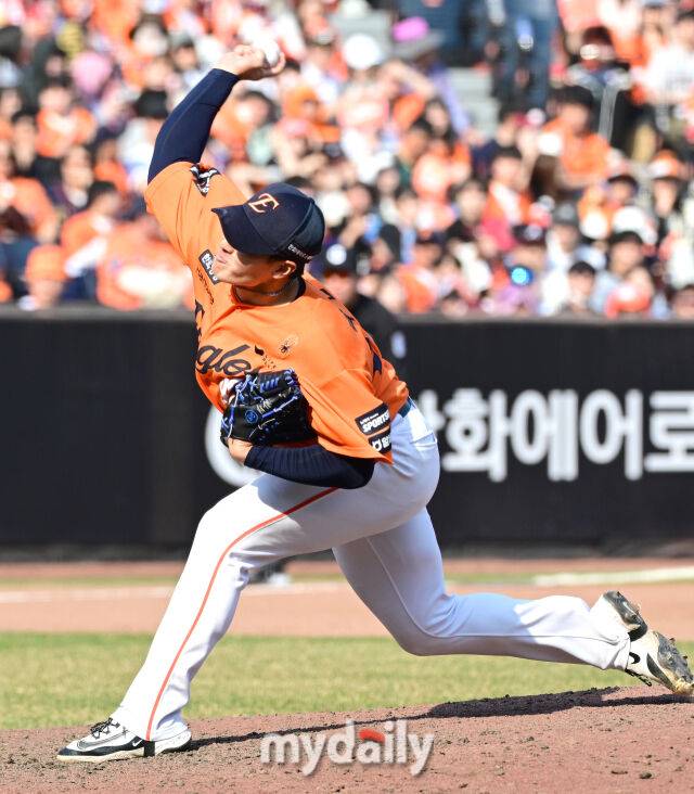 2026년 3월 28일 오후 대전 한화생명볼파크에서 열린 ‘2026 신한 SOL KBO리그' 개막전 키움 히어로즈와 한화 이글스의 경기한화 박준영이 6회초 1사 후 구원등판해 역투하고 있다./마이데일리