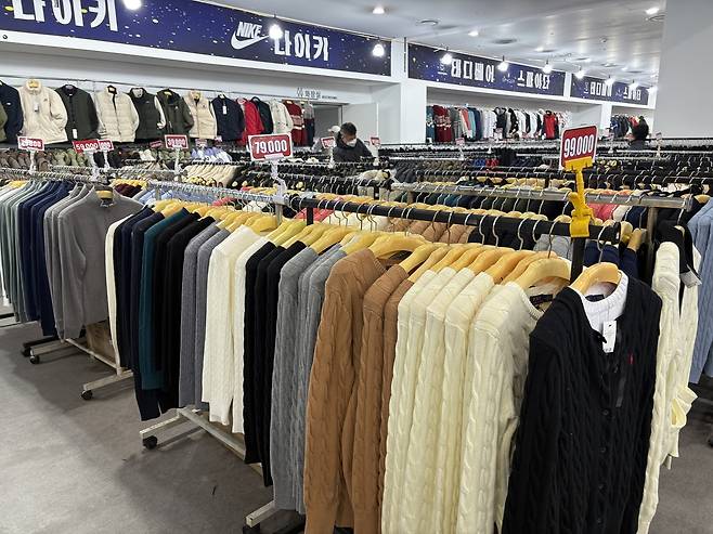 지난달 14일 서울 동대문구의 한 쇼핑몰에 열린 팝업스토어에서 폴로 랄프로렌 브랜드 로고가 달린 상품들이 판매되고 있다. 박연수 기자