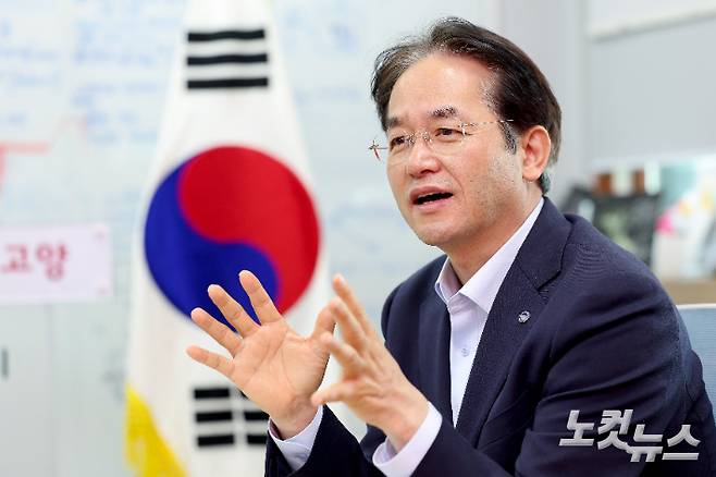 이동환 고양특례시장이 지난 27일 CBS노컷뉴스와의 인터뷰에서 BTS 공연에 맞춰 운영하는 '지역경제 살리기 빅세일 주간'과 '2026고양국제꽃박람회'에 대해 설명하고 있다. 고무성 기자