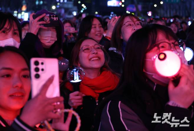 지난 21일 서울 광화문역 사거리 일대에서 방탄소년단(BTS) 팬들이 정규 5집 '아리랑(ARIRANG)' 앨범 발매를 기념해 열린 컴백 공연을 즐기는 모습. 황진환 기자