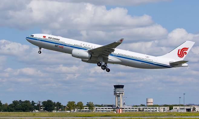 중국 국적 항공사인 중국국제항공(에어차이나)이 30일 중국 베이징과 북한 평양을 잇는 직항 노선 운항을 6년 만에 재개했다. 사진은 에어차이나 소속 A330항공기. 에어버스 홈페이지 캡처