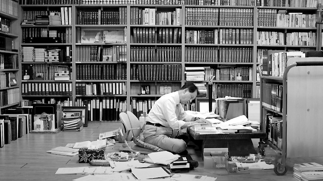 설교를 준비하는 김삼환 원로목사. 서재를 가득 채운 책들을 통해 성경 말씀을 전하는 일의 무게감이 오롯이 느껴진다. 명성교회 제공