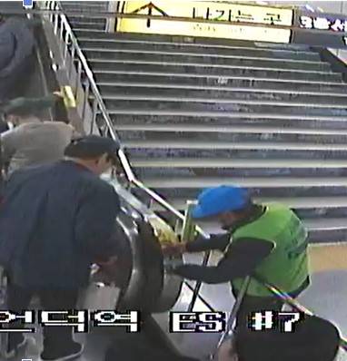 3월23일 대구도시철도 2호선 청라언덕역에서 에스컬레이터 넘어짐 사고가 발생하자 대구교통공사 시니어 안전지킴이가 에스컬레이터 비상 정지 버튼을 누르고 있다. ⓒ대구교통공사 제공