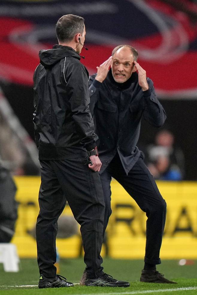 잉글랜드 대표팀 토마스 투헬 감독이 28일(한국시간) 런던 웸블리 스타디움에서 열린 우루과이 평가전 도중 판정에 불만을 드러내고 있다. 런던|AP뉴시스