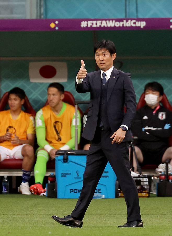 일본 감독 모리야스 하지메가 23일 오후(현지시간) 카타르 알라이얀의 할리파 인터내셔널 스타디움에서 열린 2022 카타르 월드컵 조별리그 E조 독일과 일본의 경기를 보고 있다. <알라이얀=송은석 기자 silverstone@donga.com>