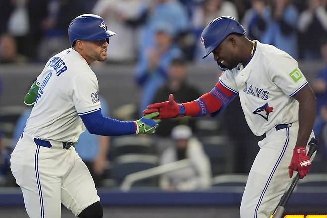 조지 스프링어(왼쪽)가 30일 캐나다 토론토의 로저스 센터에서 열린 애슬레틱스와 2026 메이저리그 정규리그 홈경기에서 홈런을 친 뒤 동료와 하이파이브하고 있다. 토론토 | Imagn Images연합뉴스