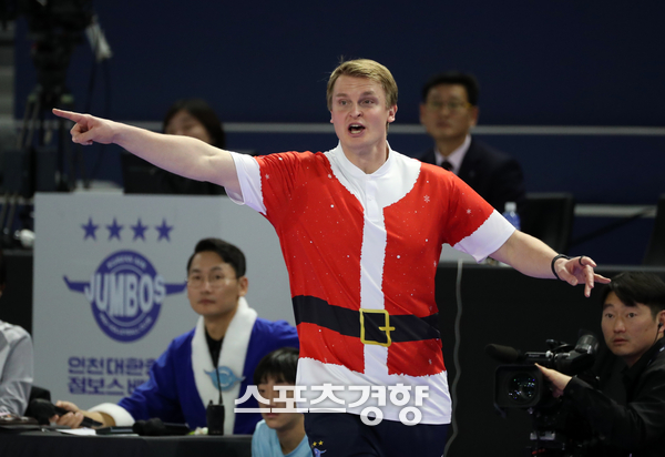 2023년 크리스마스를 맞아 산타 복장으로 경기를 지휘했던 틸리카이넨 전 대한항공 감독. 정지윤 선임기자