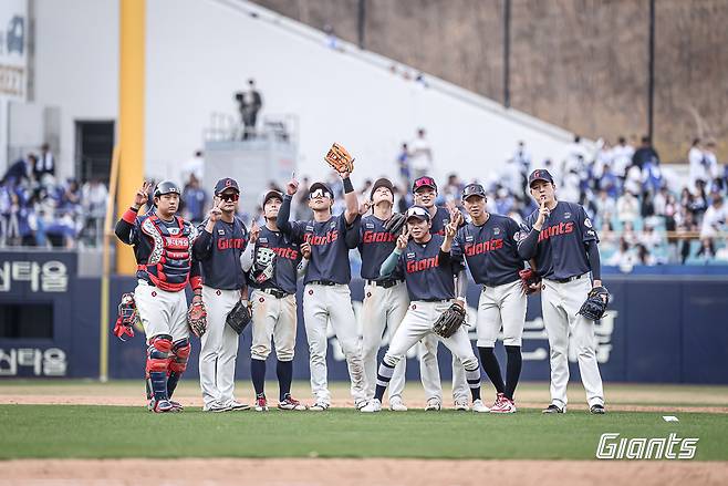 29일 대구 삼성전에서 승리한 뒤 기뻐하는 롯데 선수단. 롯데 자이언츠 제공