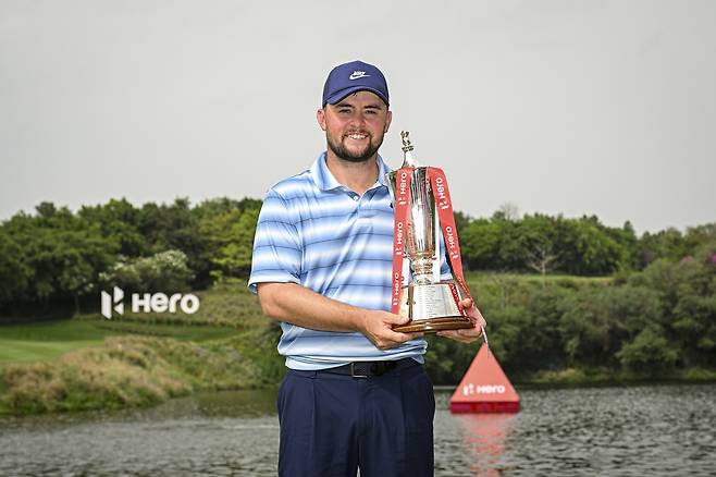 앨릭스 피츠패트릭이 29일(현지시간) 끝난 DP월드 투어 히어로 인도 오픈에서 우승한 뒤 트로피를 들고 기념촬영을 하고 있다. 게티이미지코리아
