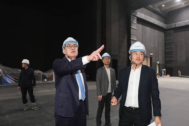 ▲ 하형주 국민체육진흥공단 이사장과 점검단이 공사 현장을 직접 점검했다. ⓒ국민체육진흥공단