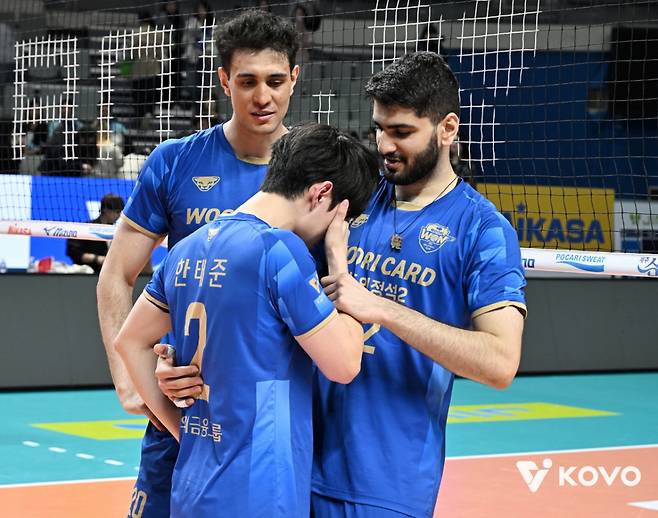 우리카드 한태준이 29일 장충체육관에서 열린 프로배구 V-리그 남자부 플레이오프 2차전 현대캐피탈전 패배로 탈락한 뒤 눈물을 흘리고 있다. 그를 위로해주고 있는 알리와 아라우조. /사진=한국배구연맹 제공