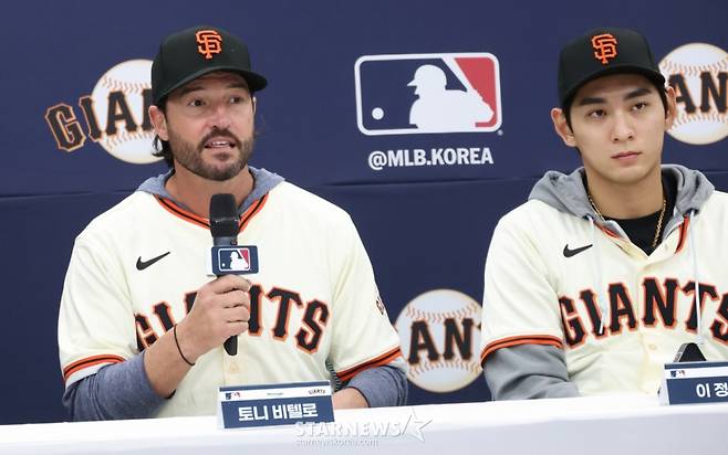 미국 메이저리그 프로야구(MLB) 샌프란시스코 자이언츠가 7일 경기도 이천 LG 챔피언스파크에서 휘문고 및 덕수고 선수 60여 명을 초청해 야구 클리닉을 열었다. 토니 바이텔로 감독이 클리닉 전에 진행된 기자회견에서 기자들의 질문에 답하고 있다. 이날 행사에는 래리 베어 회장, 버스터 포지 사장, 토니 바이텔로 감독, 이정후, 윌리 아다메스 등이 참석했다. /사진=김진경 대기자