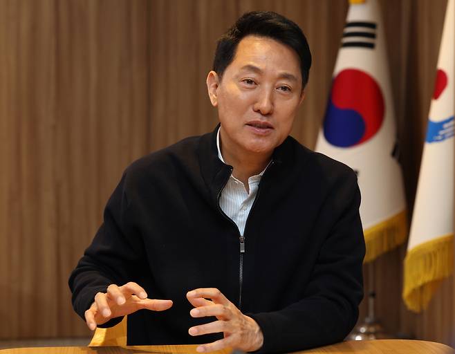 연합뉴스와 인터뷰하는 오세훈 서울시장 (서울=연합뉴스) 서명곤 기자 = 오세훈 서울시장이 26일 서울시청 집무실에서 연합뉴스와 인터뷰하고 있다. 2026. 3. 30
seephoto@yna.co.kr
(끝)