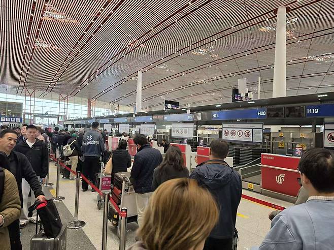 에어차이나, 6년만에 베이징-평양 직항 재개 (베이징=연합뉴스) 김현정 특파원 = 30일 중국 베이징 서우두국제공항에서 북한 평양 순안국제공항으로 향하는 중국국제항공(에어차이나) 항공편(CA 121) 운항이 재개된 가운데, 해당 항공편 수속이 진행되는 H카운터에서 탑승객들이 대기하고 있다. 2026.3.30