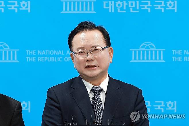 취재진 질문에 답하는 김부겸 전 국무총리 (서울=연합뉴스) 신현우 기자 = 김부겸 전 국무총리가 30일 국회 소통관에서 대구시장 출마를 선언한 뒤 취재진 질문에 답하고 있다. 2026.3.30 nowwego@yna.co.kr