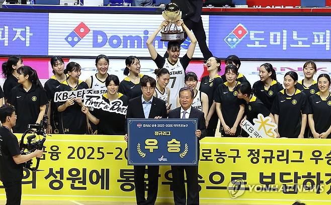 KB스타즈 우승 (부산=연합뉴스) 강선배 기자 = 30일 부산 사직체육관에서 열린 2025~2026 여자프로농구 부산 BNK 썸과 청주 KB스타즈의 정규리그 마지막 경기. KB스타즈 선수들이 BNK 썸과의 마지막 경기에서 승리한 뒤 정규리그 우승컵과 상패를 들고 우승 세리머니를 하고 있다. 2026.3.30 sbkang@yna.co.kr