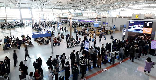 ▲ 겨울방학 성수기를 맞아 인천국제공항 제1여객터미널 출국장이 여행객들로 붐비고 있다. /인천일보DB