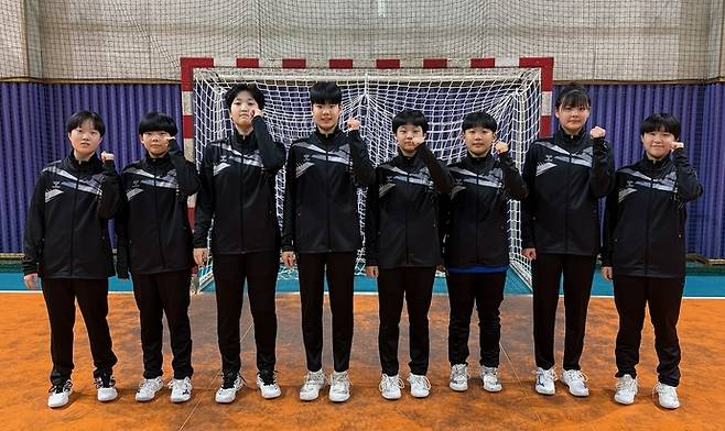 33년만의 전국종별핸드볼선수권서 우승한 의정부여중 선수단이 기념사진을 찍고 있다. 사진=의정부여자중학교
