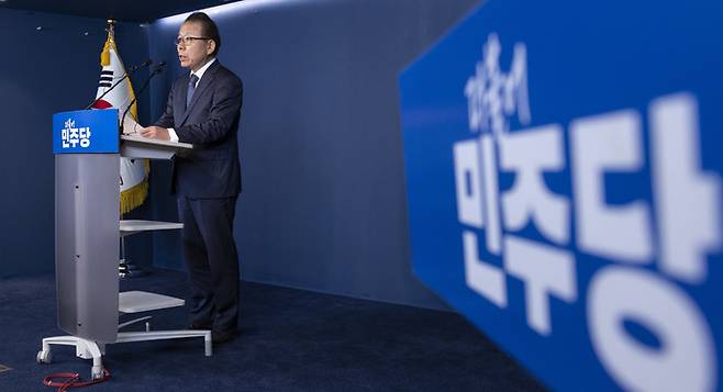 더불어민주당 김이수 중앙당 공천관리위원장이 27일 서울 여의도 중앙당사에서 6ㆍ3 지방선거 대구시장 후보 추가 공모와 부산시장 후보 경선, 경북지사 후보 확정 발표를 하고 있다. 연합뉴스