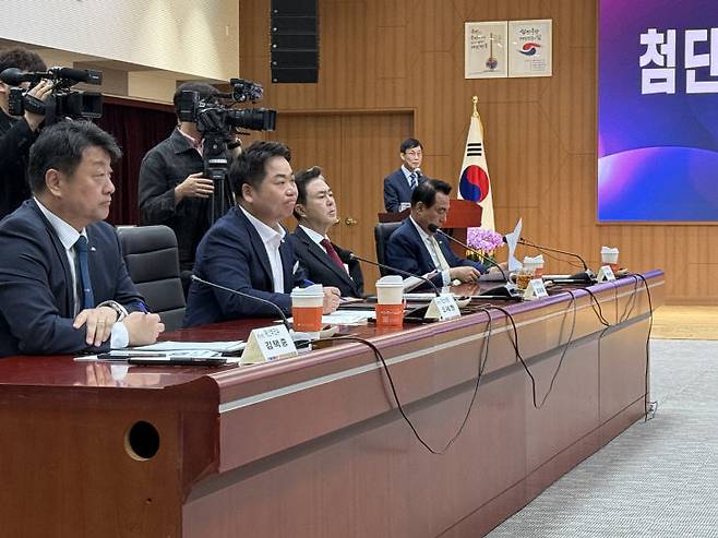 충남도와 6개 기업이 30일 도청 대회의실에서 2조 5000억 원 규모의 투자협약을 체결한 가운데 <왼쪽부터> 김택중 예산부군수, 오세현 아산시장, 김태흠 충남지사, 백성현 논산시장이 6개 기업 대표의 소개를 경청하고 있다. /사진=오현민 기자