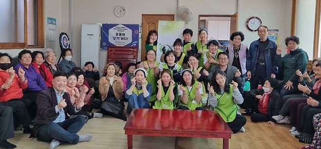 목포또바기봉사회는 최근 목포시 연동에 위치한 산정경로당을 찾아 ‘사랑의 점심 나눔 행사’를 가진 후 어르신들과 함께 기념사진을 촬영하고 있다.<목포또바기봉사회 제공>