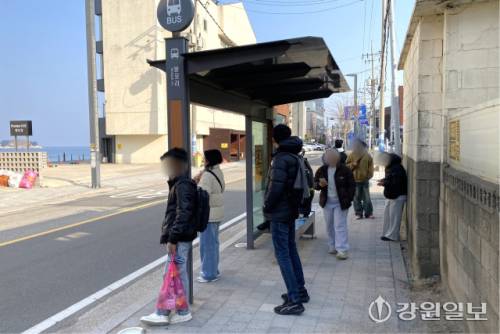 ◇고성 토성면 경동대 인근 한 버스 정류장의 모습. 이곳에서 버스를 기다리는 10여명의 승객은 모두 외국인이었다.