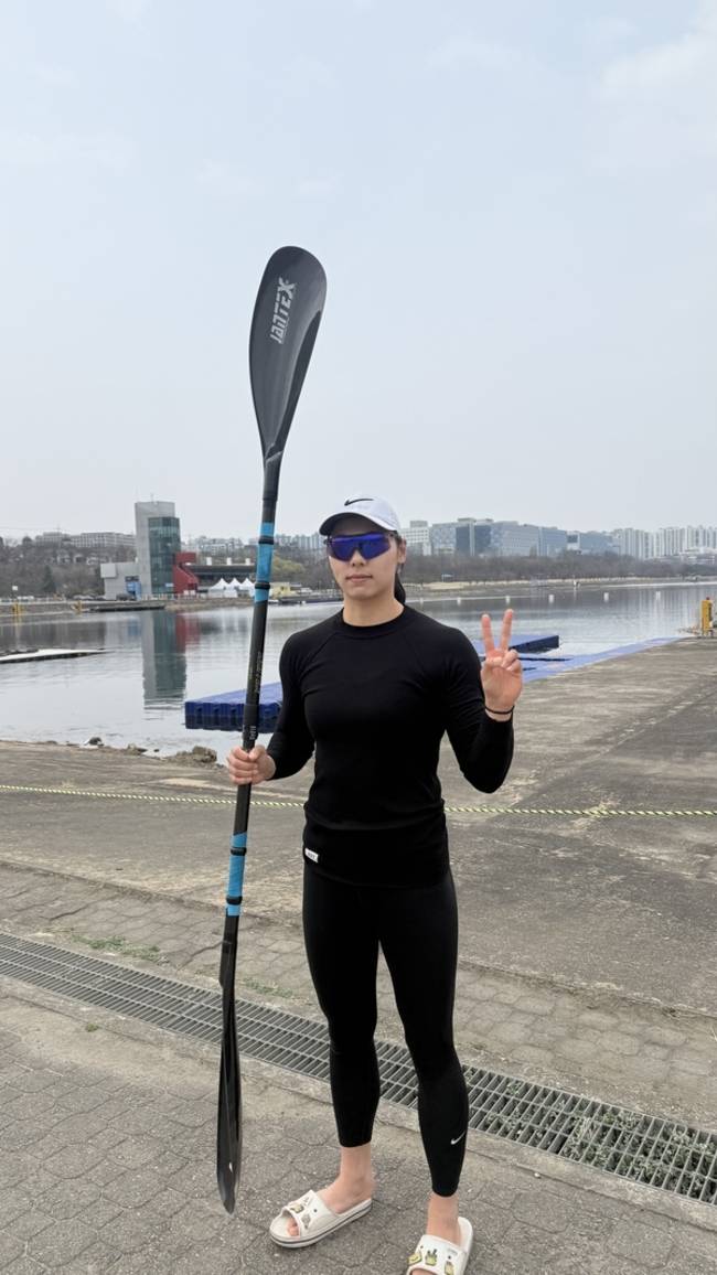 경남체육회 여자카누팀 선민주가 30일 열린 국가대표 선발전에서 1위를 차지한 뒤 기념 촬영을 하고 있다. /경남체육회 여자카누팀