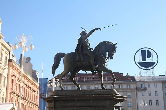 자그레브 옐라취치광장의 옐라취치 동상. 한때 티토에 의해 사라졌다가 티토가 죽으면서 민족의 영웅으로 우뚝 서자 원래의 자리로 돌아왔다. /박필우 작가 제공