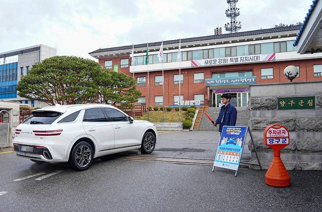 31일 강원 양구군청 정문에서 직원들이 자원 안보 위기 극복을 위한 5부제 동참 홍보·계도 활동을 벌이고 있다.양구군 제공